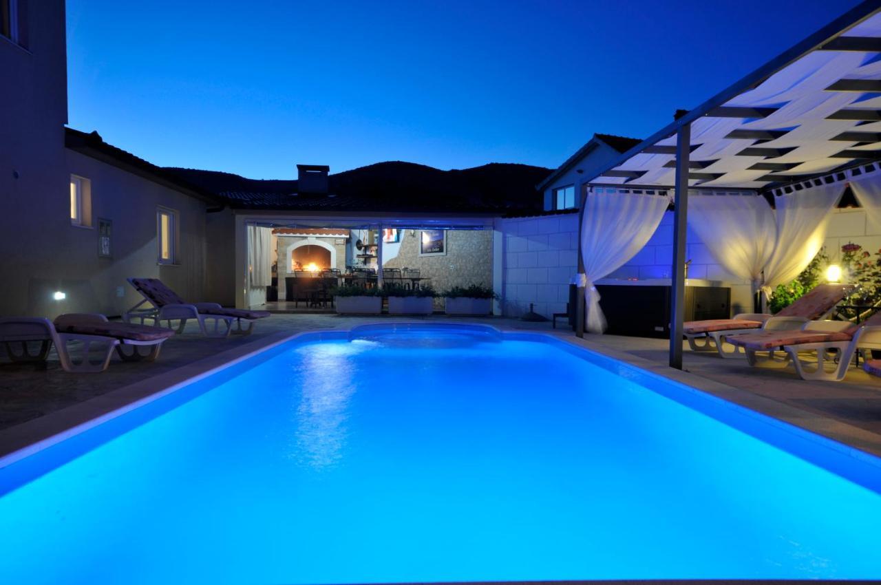 Beautiful Holiday Home "Villa Luka" Каштель-Штафилич Экстерьер фото