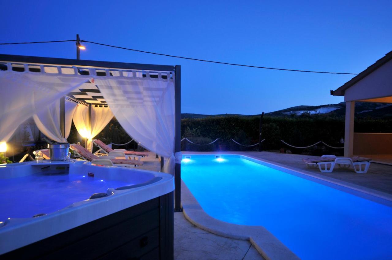 Beautiful Holiday Home "Villa Luka" Каштель-Штафилич Экстерьер фото