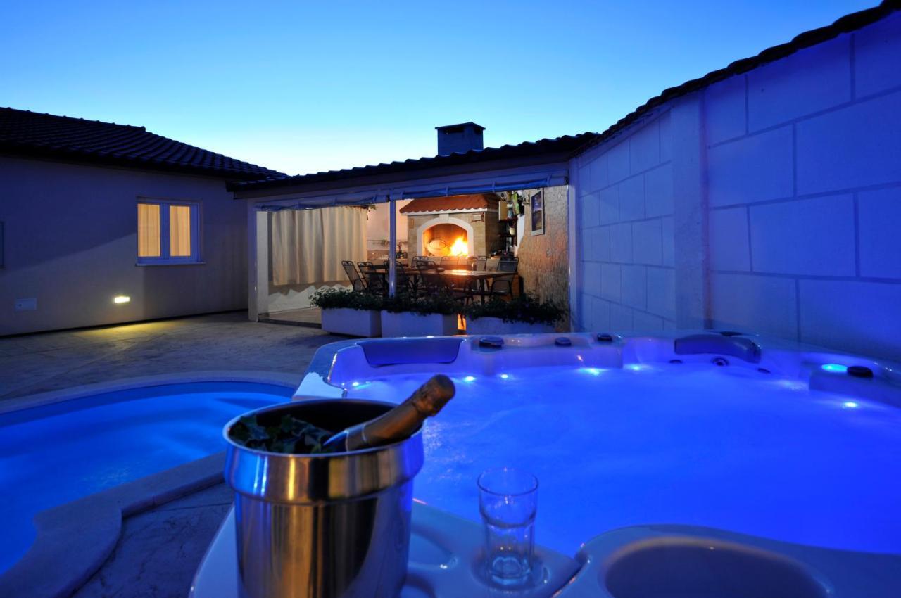 Beautiful Holiday Home "Villa Luka" Каштель-Штафилич Экстерьер фото
