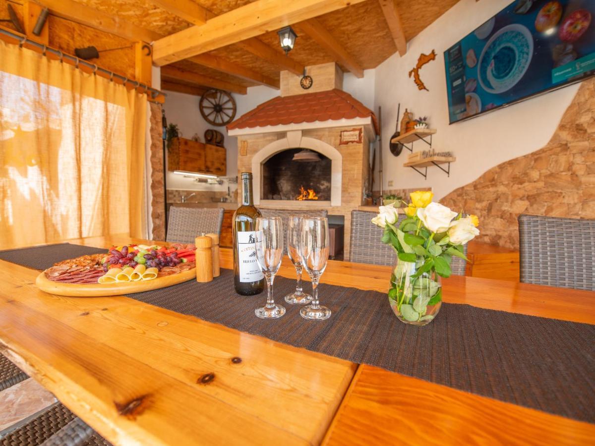 Beautiful Holiday Home "Villa Luka" Каштель-Штафилич Экстерьер фото
