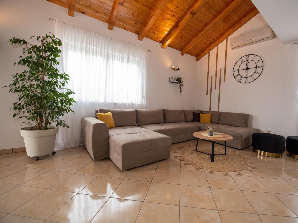 Beautiful Holiday Home "Villa Luka" Каштель-Штафилич Экстерьер фото