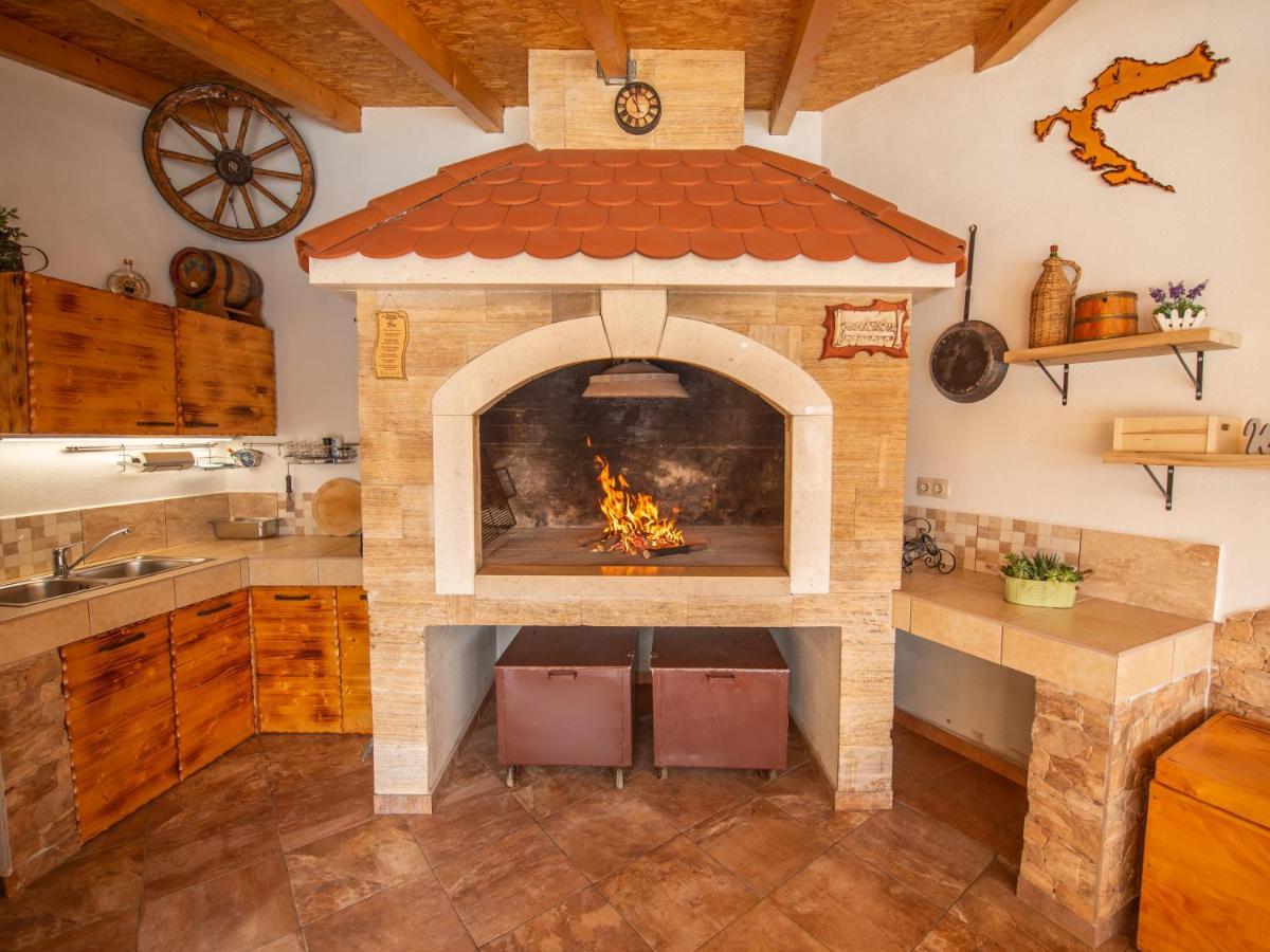 Beautiful Holiday Home "Villa Luka" Каштель-Штафилич Экстерьер фото