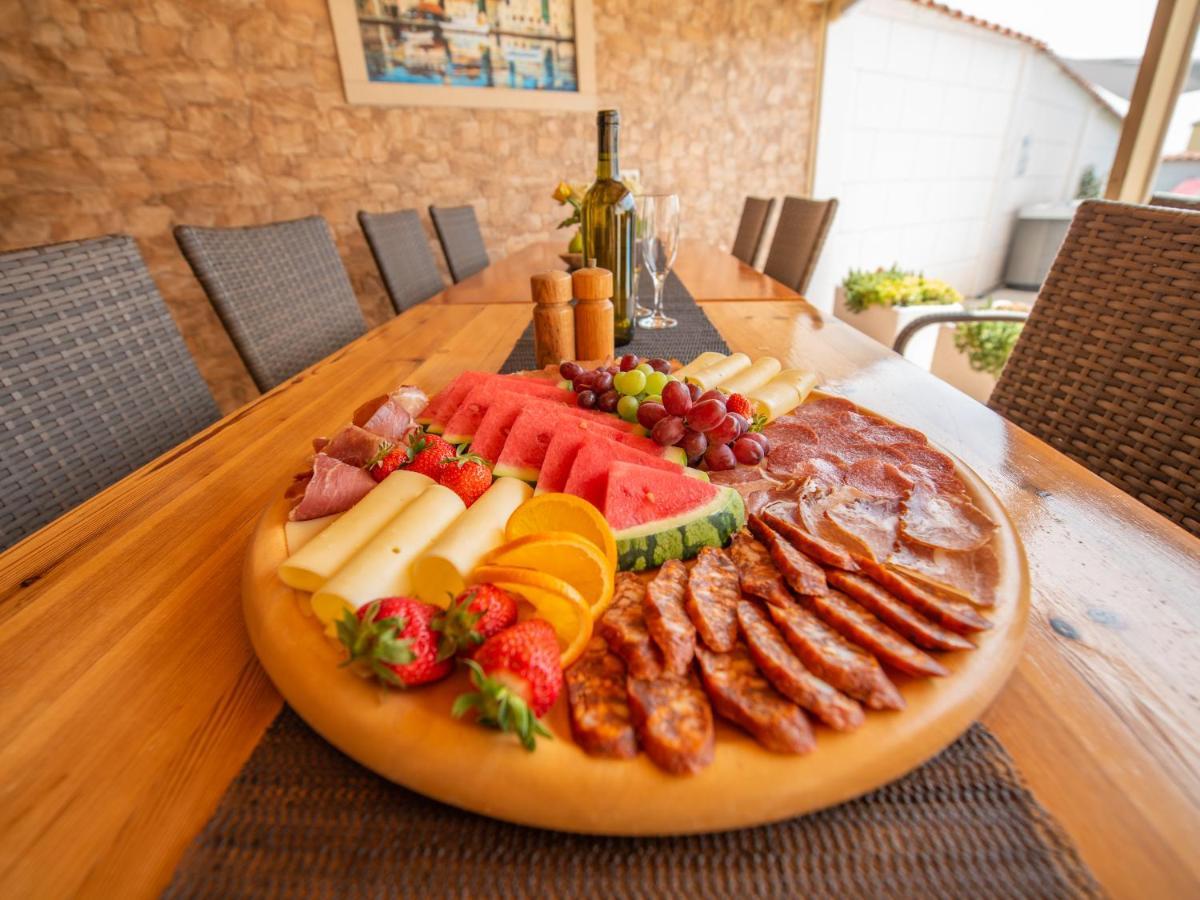 Beautiful Holiday Home "Villa Luka" Каштель-Штафилич Экстерьер фото