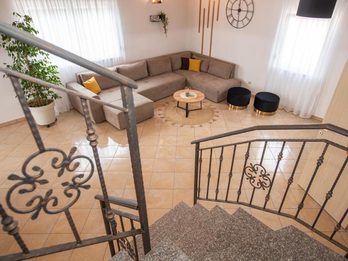 Beautiful Holiday Home "Villa Luka" Каштель-Штафилич Экстерьер фото