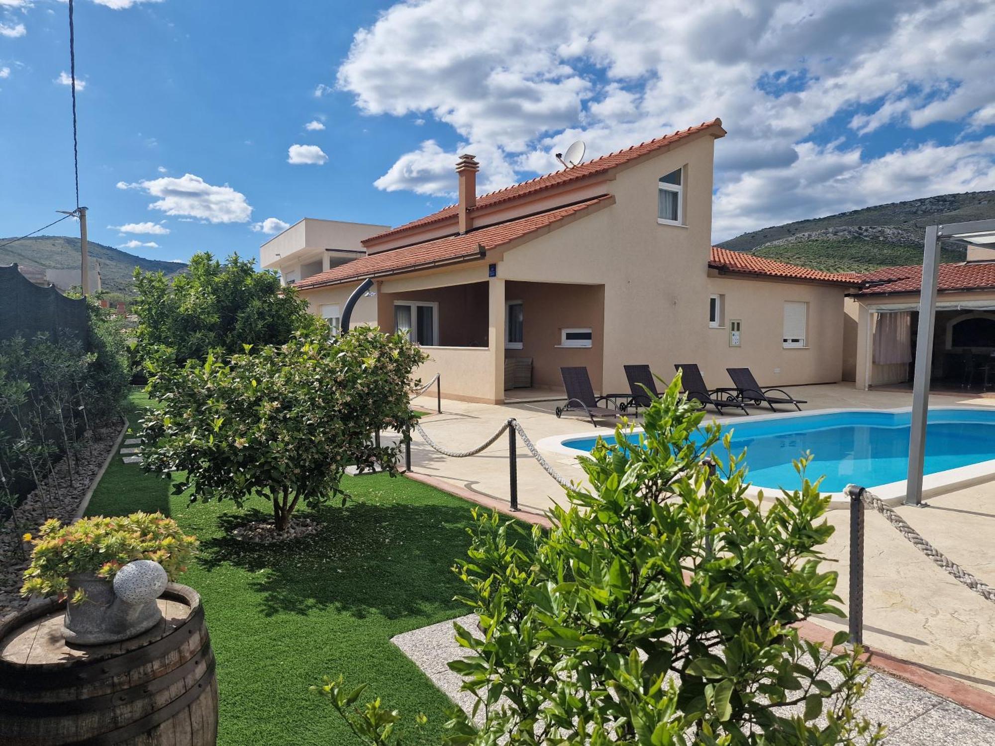 Beautiful Holiday Home "Villa Luka" Каштель-Штафилич Экстерьер фото